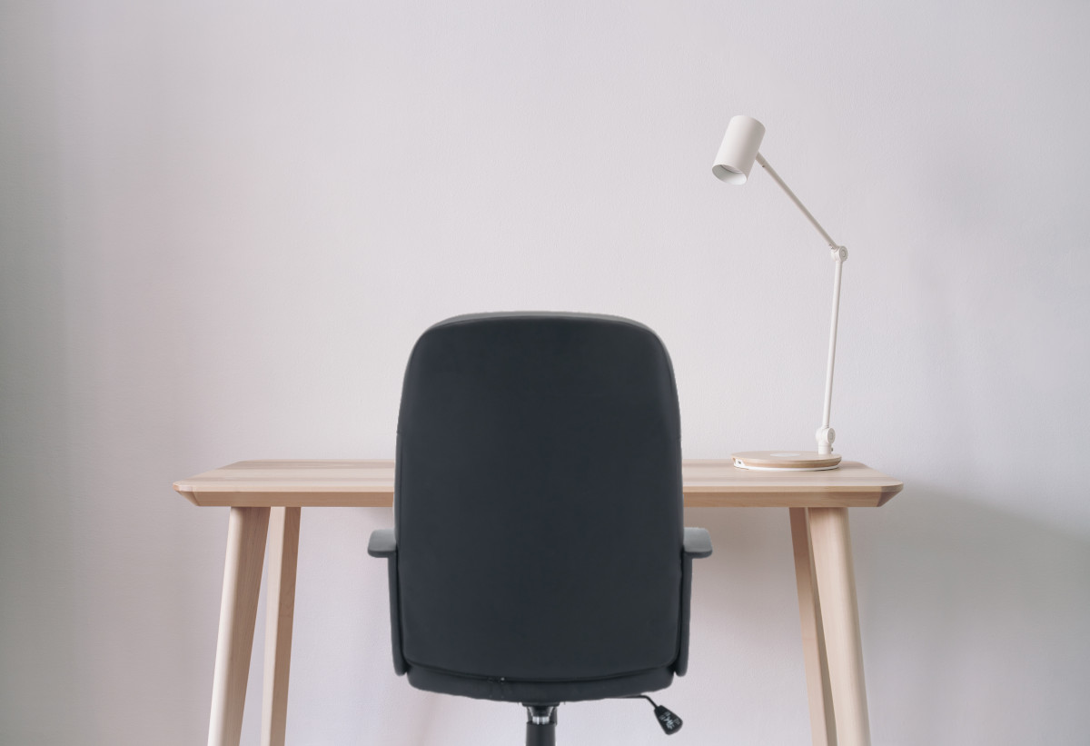  Στην εικόνα απεικονίζεται η καρέκλα τοποθετημένη σε ένα γραφείο.